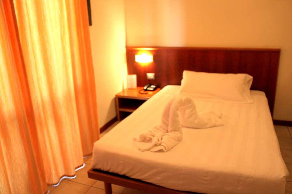 Leonardo Hotel Parma Kamer foto
