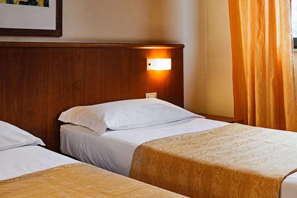 Leonardo Hotel Parma Kamer foto